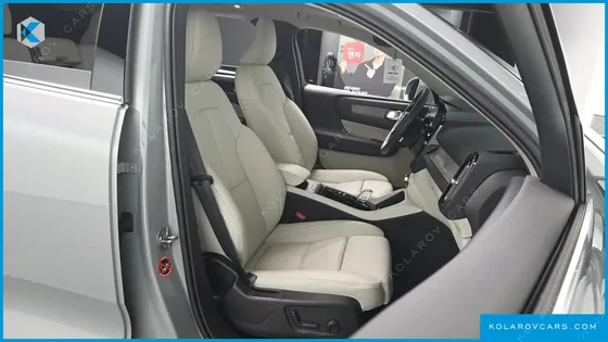 VOLVO XC40 B4 ULTRA BRIGHT