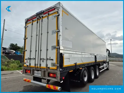 VOLVO CARGO TRUCK 8X4