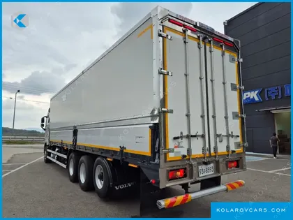 VOLVO CARGO TRUCK 8X4