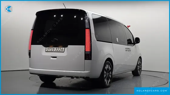 HYUNDAI STARIA LOUNGE 9-SEATER