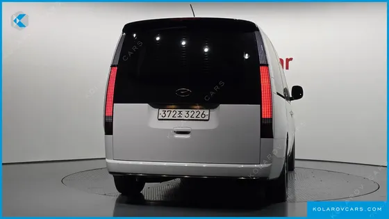 HYUNDAI STARIA LOUNGE 9-SEATER