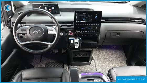 HYUNDAI STARIA LOUNGE 9-SEATER