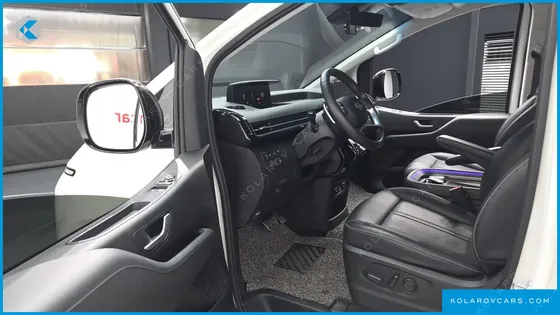 HYUNDAI STARIA LOUNGE 9-SEATER