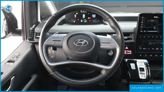 HYUNDAI STARIA LOUNGE 9-SEATER