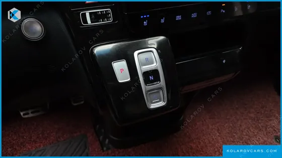 HYUNDAI STARIA 4WD LOUNGE 9-SEATER