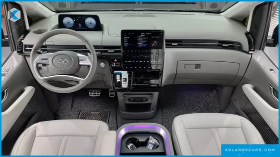 HYUNDAI STARIA 4WD LOUNGE 7-SEATER