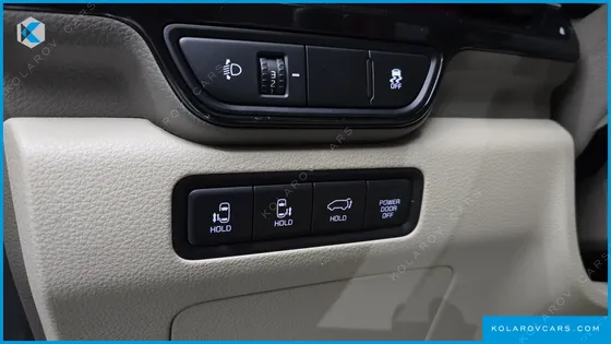 KIA CARNIVAL GASOLINE 7-SEATER SIGNATURE