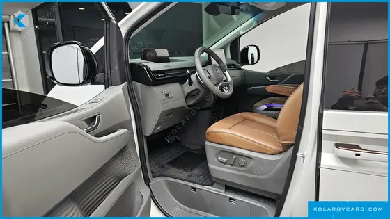 HYUNDAI STARIA 4WD LOUNGE 7-SEATER