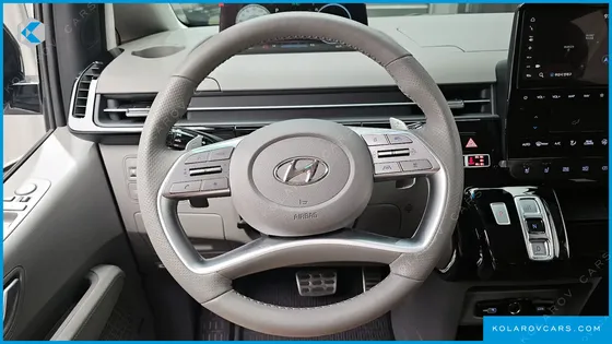 HYUNDAI STARIA 4WD LOUNGE 7-SEATER