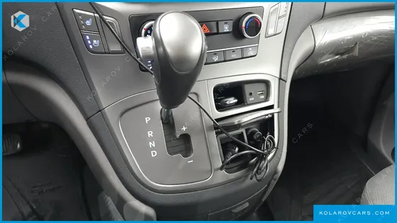HYUNDAI STAREX VAN 5-SEATER