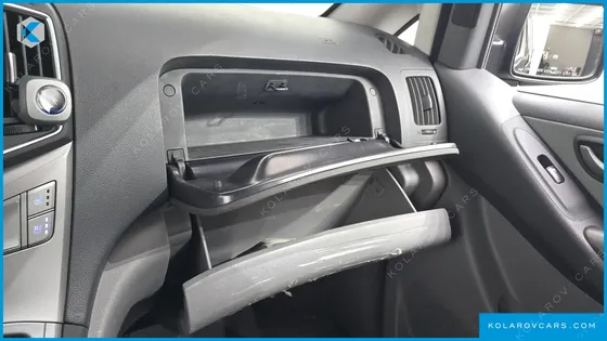 HYUNDAI STAREX VAN 5-SEATER