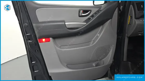 HYUNDAI STAREX VAN 5-SEATER