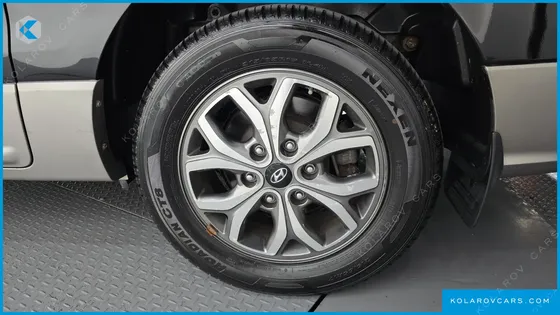 HYUNDAI STAREX 4WD URBAN 9-SEATER
