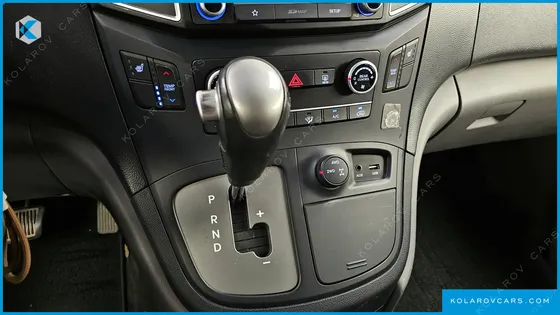 HYUNDAI STAREX 4WD URBAN 9-SEATER