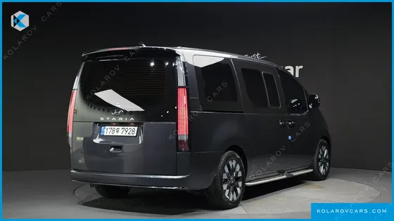 HYUNDAI STARIA LOUNGE 9-SEATER