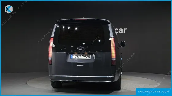 HYUNDAI STARIA LOUNGE 9-SEATER