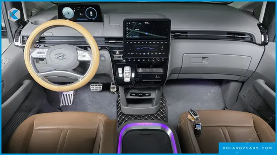 HYUNDAI STARIA LOUNGE 9-SEATER