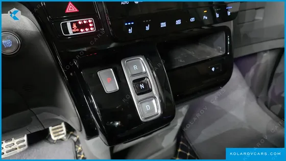 HYUNDAI STARIA LOUNGE 9-SEATER