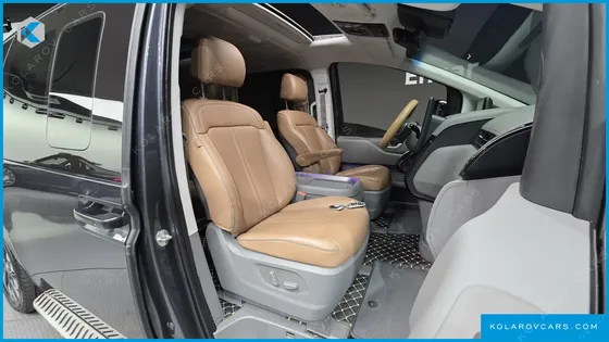 HYUNDAI STARIA LOUNGE 9-SEATER