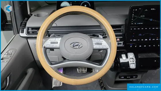 HYUNDAI STARIA LOUNGE 9-SEATER