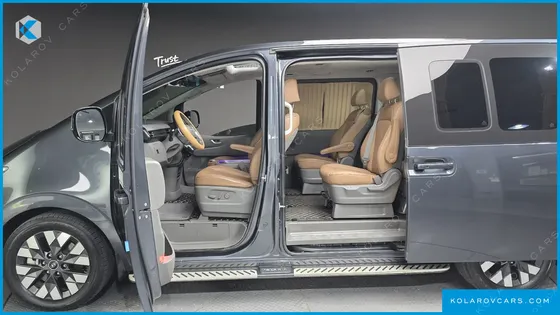 HYUNDAI STARIA LOUNGE 9-SEATER
