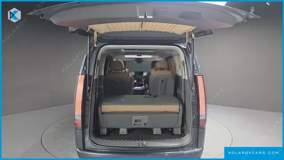 HYUNDAI STARIA LOUNGE 9-SEATER