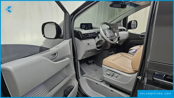 HYUNDAI STARIA LOUNGE 9-SEATER