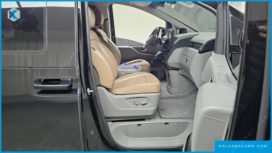 HYUNDAI STARIA LOUNGE 9-SEATER