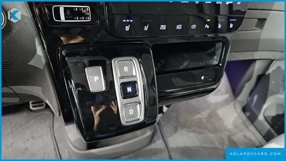 HYUNDAI STARIA 4WD LOUNGE 9-SEATER