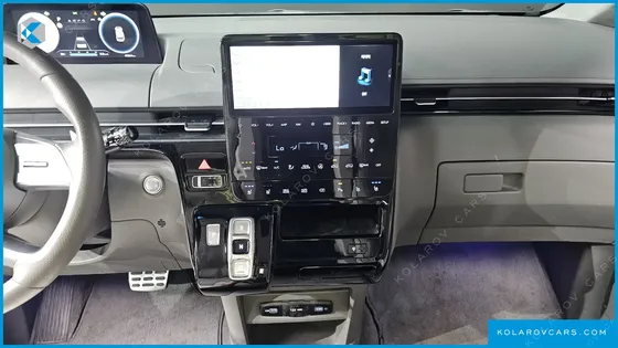 HYUNDAI STARIA 4WD LOUNGE 9-SEATER
