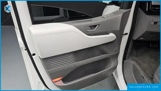 HYUNDAI STARIA 4WD LOUNGE 9-SEATER
