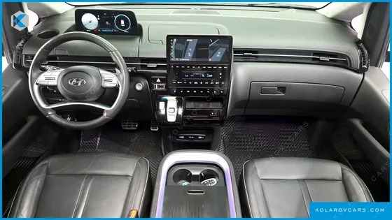 HYUNDAI STARIA LOUNGE 9-SEATER