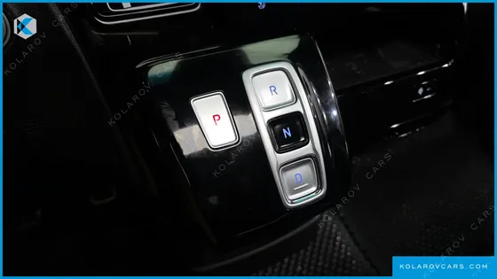 HYUNDAI STARIA LOUNGE 9-SEATER