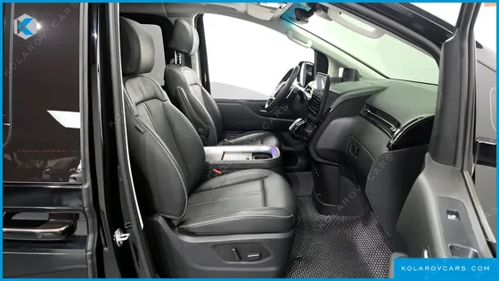 HYUNDAI STARIA LOUNGE 9-SEATER