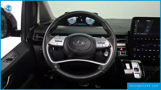 HYUNDAI STARIA LOUNGE 9-SEATER