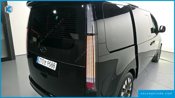 HYUNDAI STARIA LOUNGE 9-SEATER