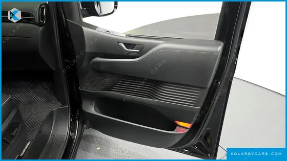 HYUNDAI STARIA LOUNGE 9-SEATER