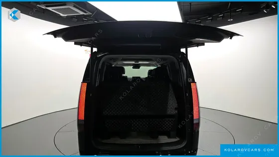 HYUNDAI STARIA LOUNGE 9-SEATER