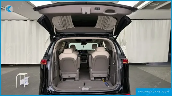 KIA CARNIVAL GASOLINE 9-SEATER HI-LIMOUSINE