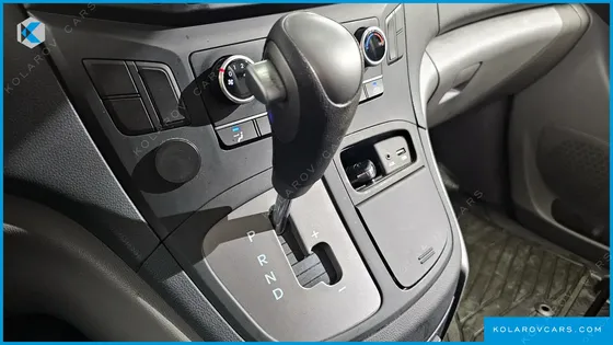 HYUNDAI STAREX VAN 5-SEATER