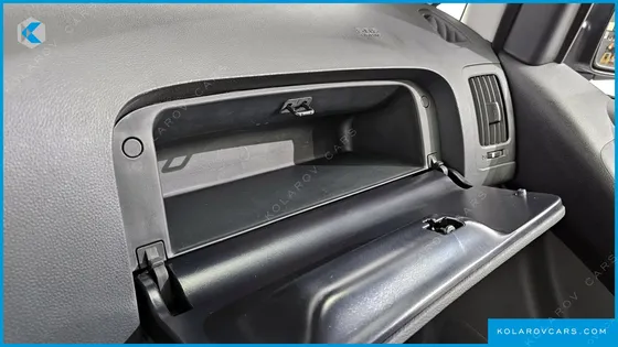 HYUNDAI STAREX VAN 5-SEATER