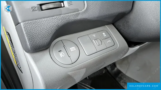 HYUNDAI STAREX VAN 5-SEATER