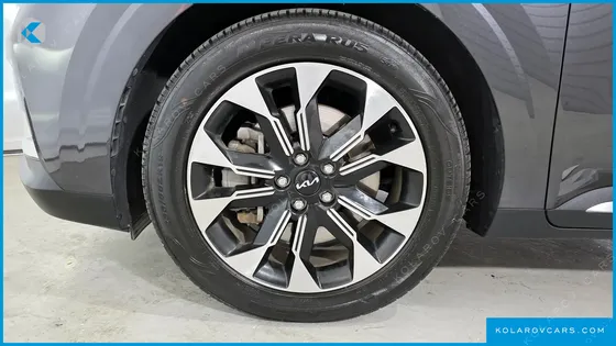 KIA CARNIVAL 7-SEATER OUTDOOR