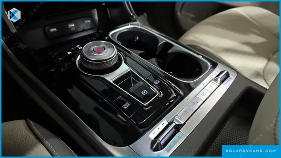 KIA CARNIVAL 7-SEATER OUTDOOR