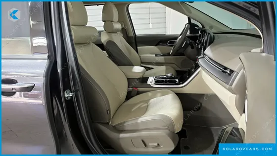 KIA CARNIVAL 7-SEATER OUTDOOR