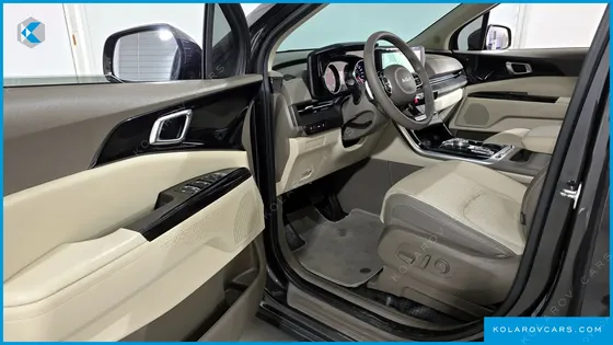 KIA CARNIVAL 7-SEATER OUTDOOR