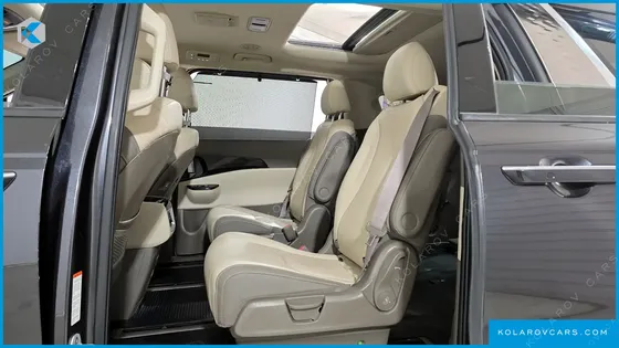 KIA CARNIVAL 7-SEATER OUTDOOR
