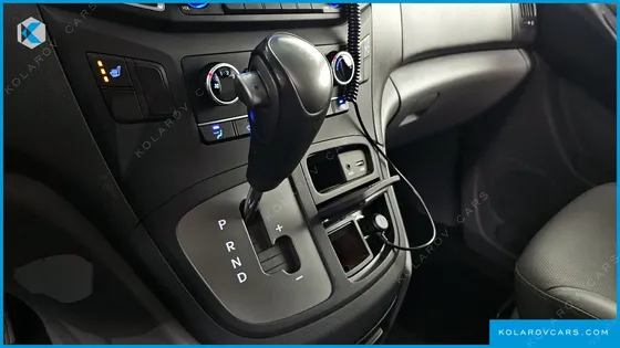HYUNDAI STAREX VAN 5-SEATER