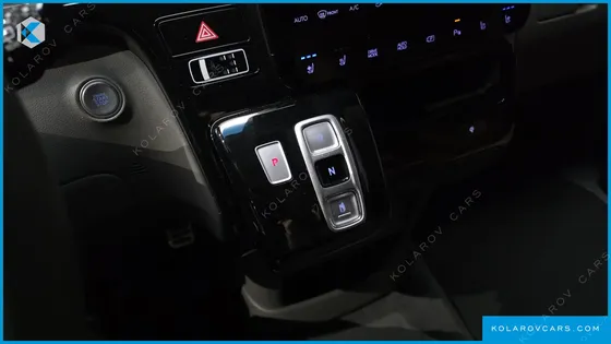 HYUNDAI STARIA LOUNGE 7-SEATER