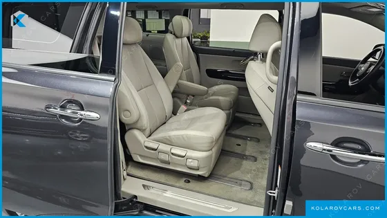 KIA CARNIVAL 7-SEATER LIMOUSINE